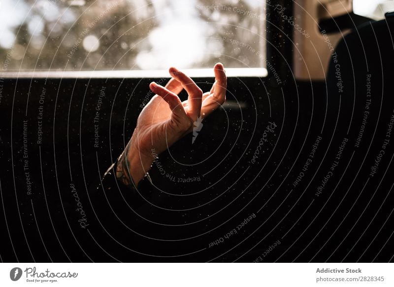 Nahaufnahme einer Hand vereinzelt schwarz Hintergrundbild Frau Mensch Entwurf gestikulieren Finger Arme Daumen Symbole & Metaphern Mädchen Dunkelheit Kaukasier