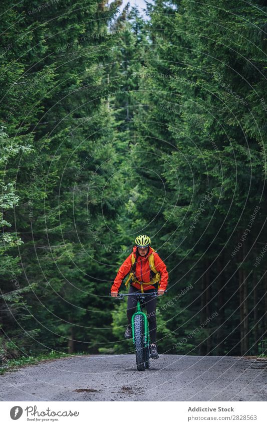 Person, die Mountainbike fährt Mensch Fahrrad Berge u. Gebirge Reiten Straße Sport Natur üben Fahrradfahren Abenteuer Motorradfahren Lifestyle Erholung Ausritt