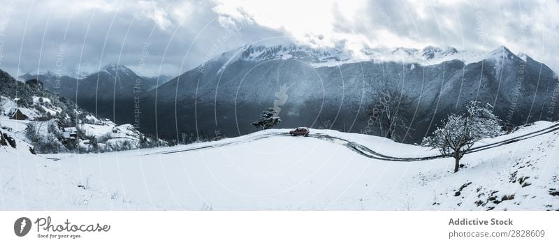 Rotes Auto, das in den Bergen fährt PKW Winter Berge u. Gebirge Laufwerk Straße Schnee Ferien & Urlaub & Reisen kalt Eis Wetter Verkehr Landschaft Frost