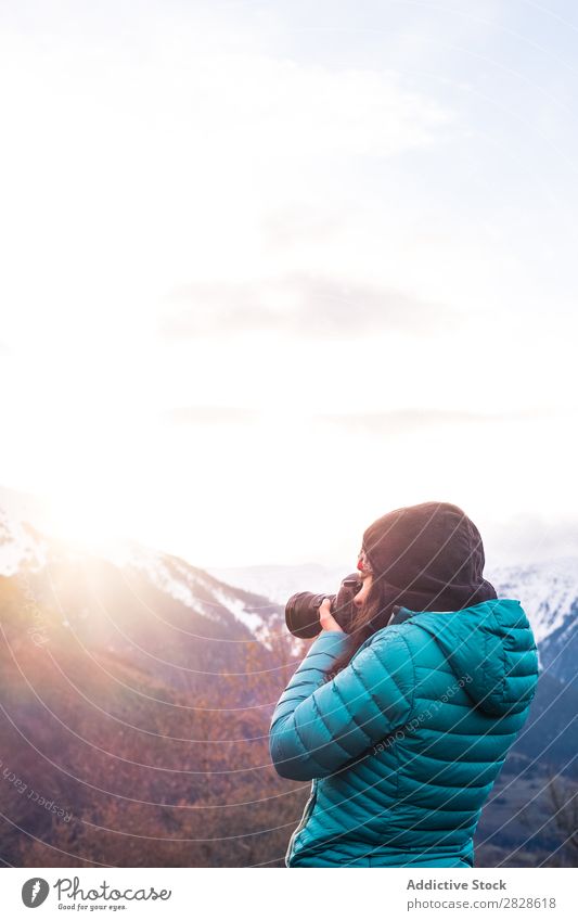 Frau macht Aufnahmen von Bergen Berge u. Gebirge Winter Fotograf Natur Landschaft Ferien & Urlaub & Reisen Mädchen Fotografie Mensch Lifestyle Fotokamera