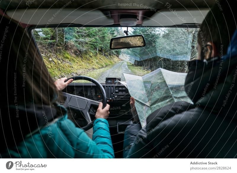 Ein Paar, das auf einer Landstraße geht. Reiten Landschaft PKW Landkarte durchsuchend Richtung Navigation Ausritt Ausflug Ferien & Urlaub & Reisen Mann Frau