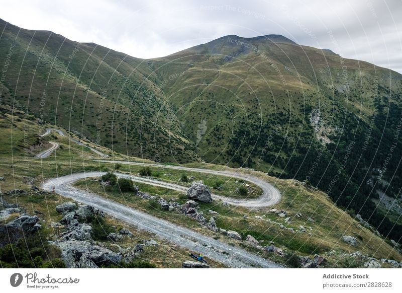Kurvenreiche Straße in den Bergen Tal Berge u. Gebirge Serpentine Landschaft Panorama (Bildformat) geheimnisvoll ländlich Aussicht gedellt Tourismus