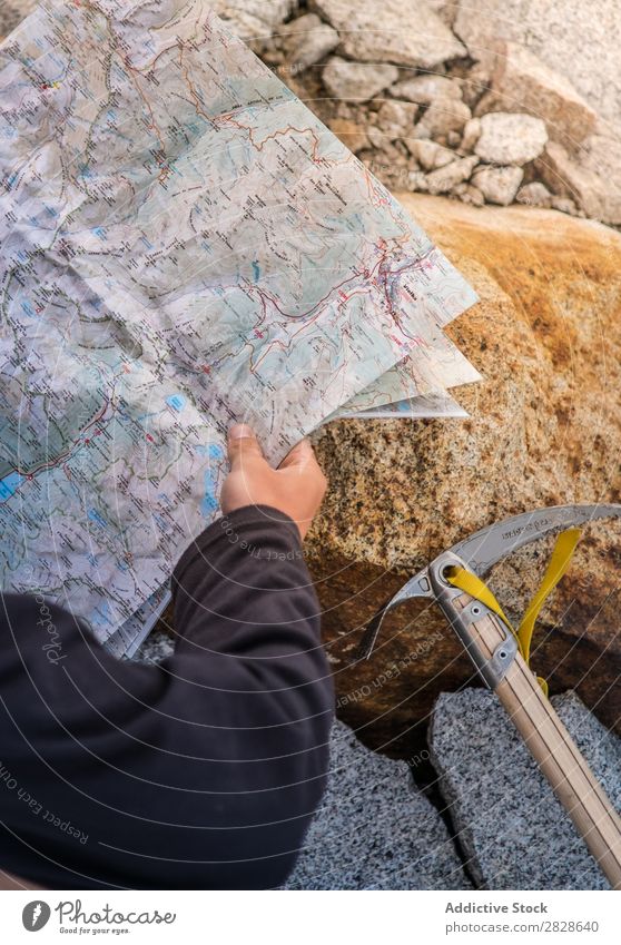 Tourist mit Karte auf Stein Landkarte navigierend Axt Eispickel Ferien & Urlaub & Reisen Natur Ausflug Abenteuer Navigation Tourismus wandern Felsen Richtung