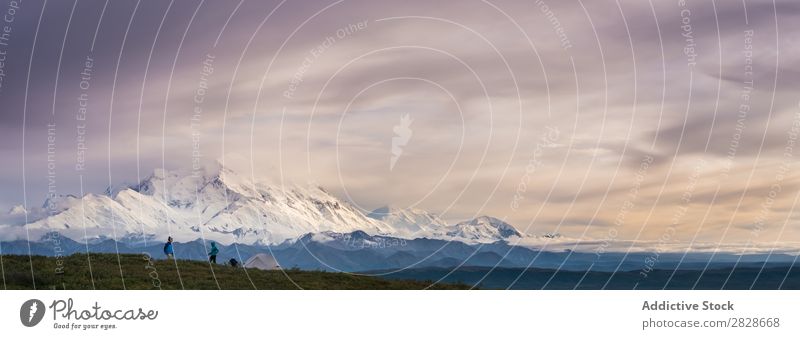 Panorama von Touristen und Bergen Panorama (Bildformat) Düne Berge u. Gebirge Schnee Reisende Landschaft Wildnis Aussicht Ferien & Urlaub & Reisen Sport