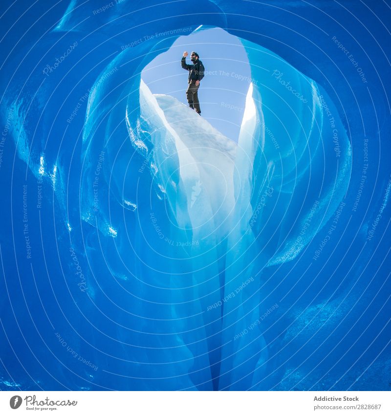Person auf der Spitze der Eishöhle Tourist Gletscher Höhle Landschaft Kristalle Tourismus Innenaufnahme natürlich Attraktion kalt Arktis extrem Abenteuer