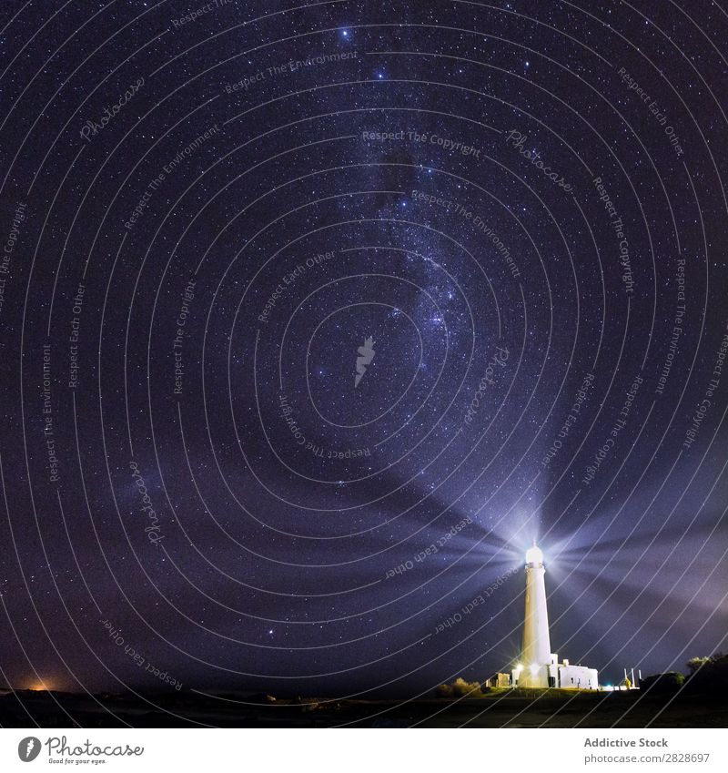 Leuchtturm brennt in der Nacht brennend Stern Außenseite Himmel Ferien & Urlaub & Reisen sternenklar Strukturen & Formen Navigation Verwarnung Turm mystisch