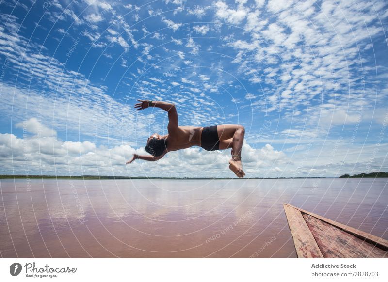 Person, die vom Boot springt Mann Wasserfahrzeug Trick Flip springen Abenteuer Holzplatte in Bewegung fliegen Aktion Landschaft Erholung