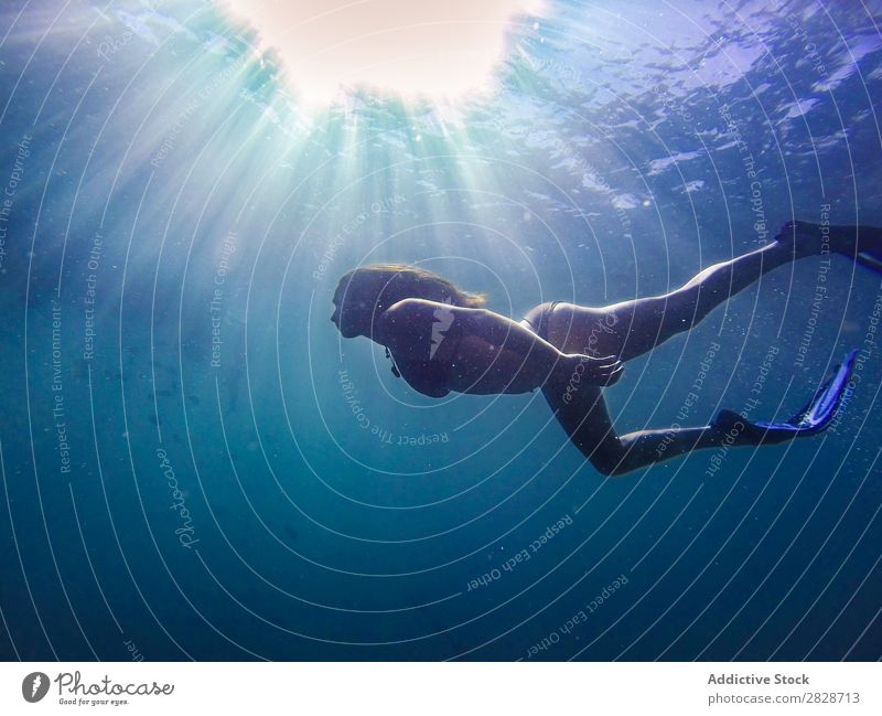Frau schwimmt unter Wasser Unterwasseraufnahme Meer Schwimmsport Flossen Stille Körper Erholung Natur Beautyfotografie tauchen Sport blau Im Wasser treiben
