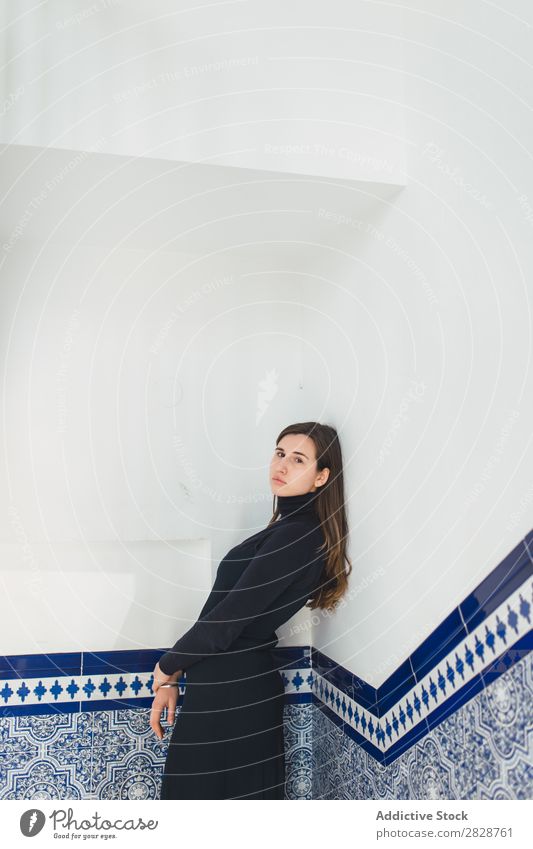 Sinnliche Frau an der gefliesten Wand stehend genießen hübsch Jugendliche Fliesen u. Kacheln Treppe Freitreppe schön brünett attraktiv Mensch Beautyfotografie