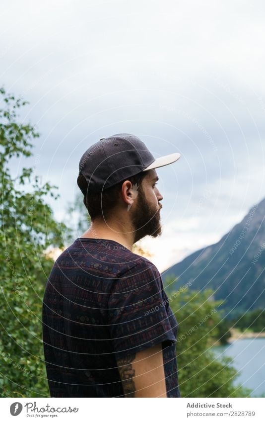 Mann posiert am See Stein Berge u. Gebirge Natur Landschaft Aufregung Wegsehen Wasser Felsen schön Jugendliche wandern Ferien & Urlaub & Reisen Abenteuer