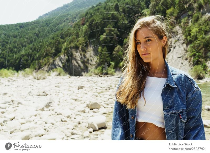 Glückliches Mädchen, das auf den Steinen eines Flusses posiert. Frau Körperhaltung Reisender Trekking tropisch Berge u. Gebirge Felsen Paradies wandern Genuss