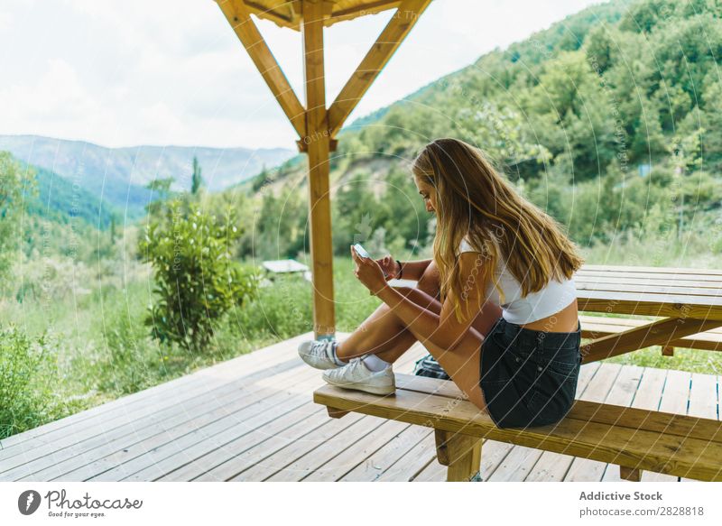 Frau mit Telefon auf der Terrasse PDA Hügel hübsch benutzend Browsen spektakulär Spitze Landschaft Ferien & Urlaub & Reisen Aussicht Jugendliche Tourist