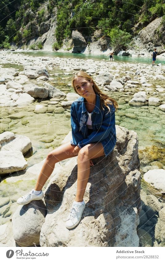 Frau sitzt auf Felsen Sommer Berge u. Gebirge Tourismus Freiheit Fröhlichkeit strömen Natur Außenaufnahme heiter Ferien & Urlaub & Reisen schön exotisch
