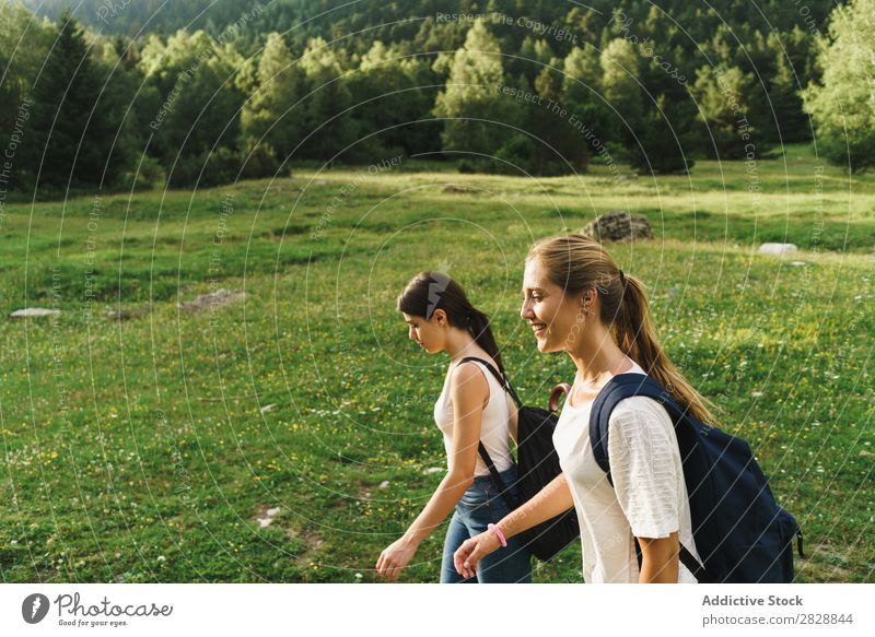 Frauen, die auf der Natur spazieren gehen laufen ländlich Freundschaft Rucksack Mädchen Jugendliche schön Ferien & Urlaub & Reisen Tourismus Ausflug Mensch Baum