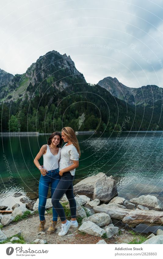 Frauen am See in den Bergen Berge u. Gebirge laufen wandern Wasser umarmend Lächeln heiter Glück Ferien & Urlaub & Reisen Abenteuer Tourist Jugendliche Natur