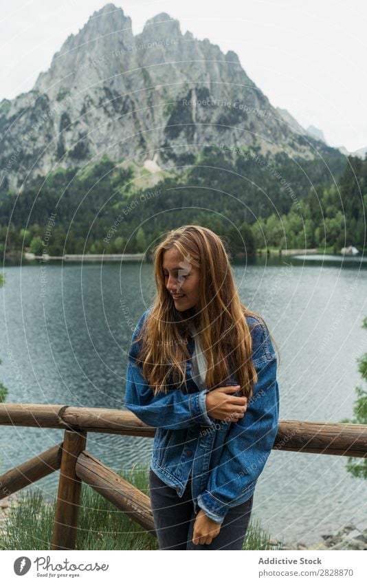 Frau, die am See in den Bergen posiert. Berge u. Gebirge Lächeln heiter Glück wandern Wasser Ferien & Urlaub & Reisen Abenteuer Tourist Jugendliche Natur