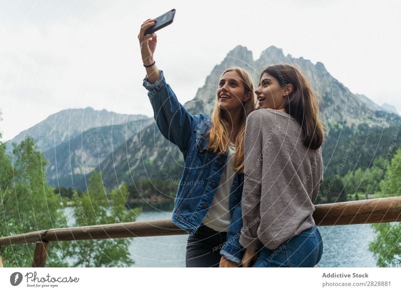 Frauen mit Selfie auf der Bergstraße Straße Berge u. Gebirge laufen wandern Ferien & Urlaub & Reisen Abenteuer Tourist Jugendliche Natur Ausflug