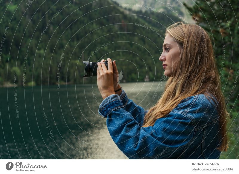 Frau macht Aufnahmen auf dem Bergsee Fotograf See Berge u. Gebirge Schüsse Fotokamera Natur Landschaft Wasser schön Jugendliche wandern Ferien & Urlaub & Reisen