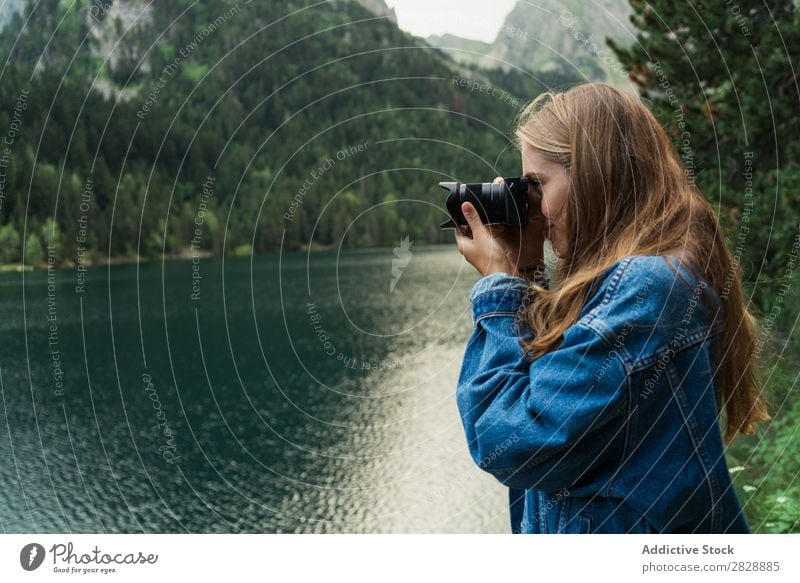 Frau macht Aufnahmen auf dem Bergsee Fotograf See Berge u. Gebirge Schüsse Fotokamera Natur Landschaft Wasser schön Jugendliche wandern Ferien & Urlaub & Reisen