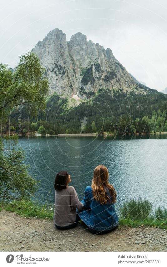 Frauen am See sitzend Berge u. Gebirge heiter Zusammensein wandern Wasser Ferien & Urlaub & Reisen Abenteuer Tourist Jugendliche Natur Ausflug Freizeit & Hobby