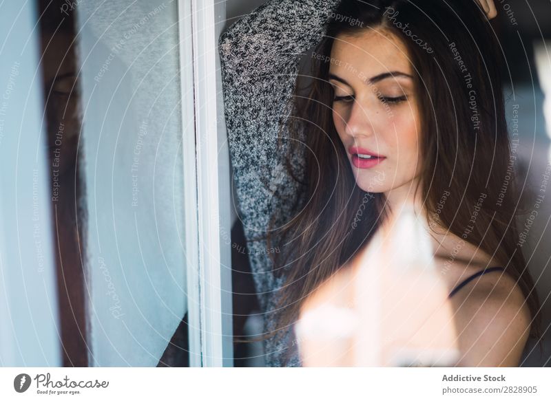 Schönes sinnliches Modell durch Glas Frau genießen Beautyfotografie zart Menschliches Gesicht natürlich Körperhaltung Erholung feminin verführerisch Jugendliche