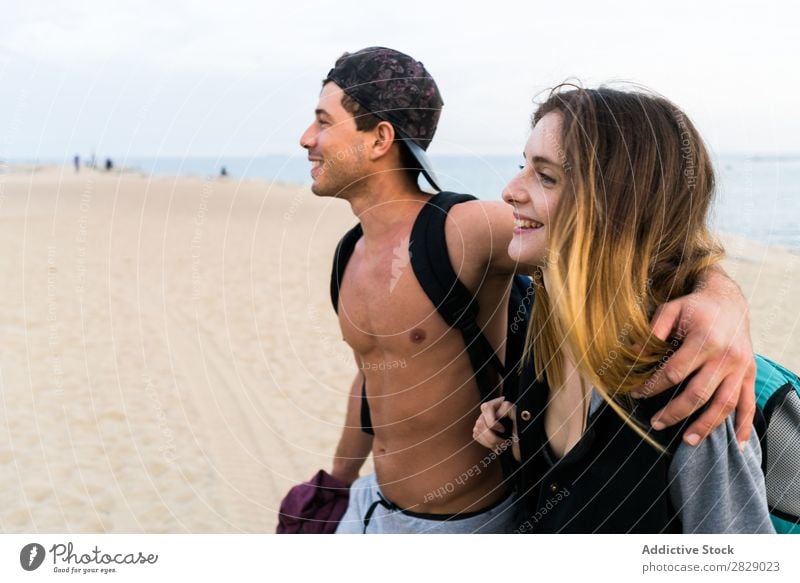 Ein glückliches Paar am Strand Zufriedenheit Umarmen sportlich heiter Sommer Außenaufnahme Fröhlichkeit Wellness laufen Küste Sportbekleidung Erholung Seeküste