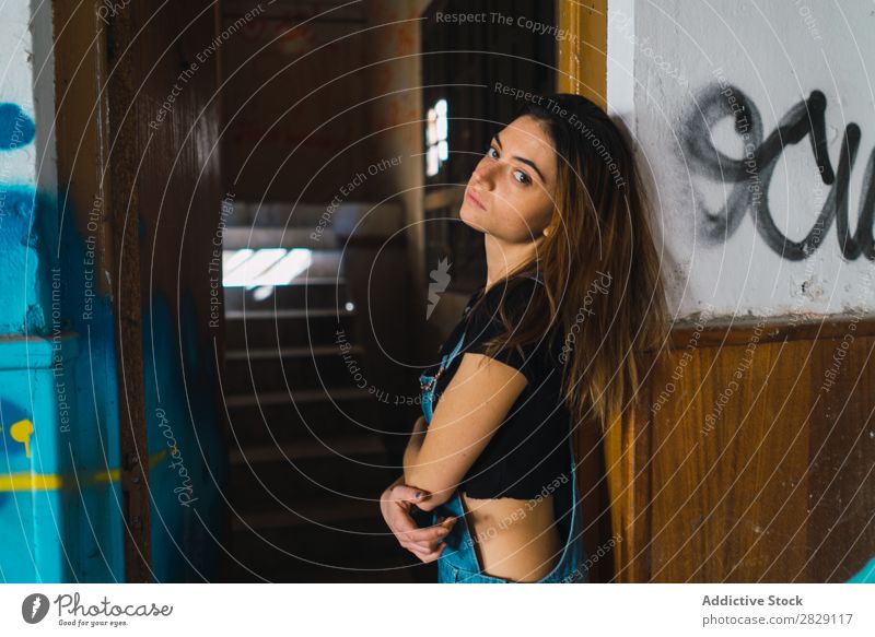 Frau, die in einem verlassenen Gebäude posiert. Verlassen heiter Körperhaltung Graffiti attraktiv genießen Behaarung Kulisse Jugendliche Porträt schön Lifestyle