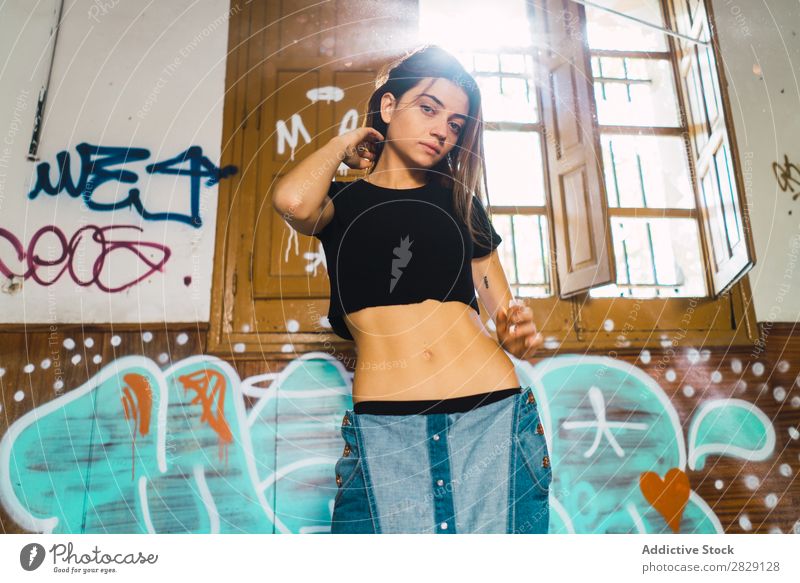 Frau, die in einem verlassenen Gebäude posiert. Verlassen heiter Körperhaltung Graffiti attraktiv genießen Behaarung Kulisse Jugendliche Porträt schön Lifestyle