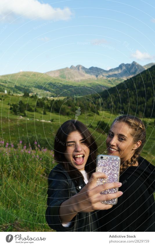 Frauen nehmen Selfie auf der Wiese mit. PDA Sommer Jugendliche Porträt Gras Freude Mobile Natur Lifestyle hübsch Körperhaltung Apparatur Gerät Gesicht Model