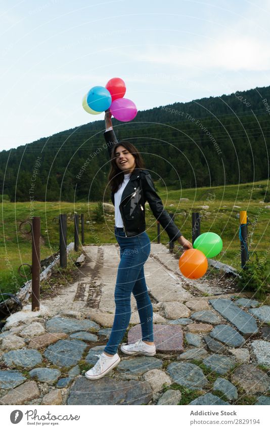 Frau posiert mit Ballons Natur hübsch Körperhaltung Blick in die Kamera Freiheit Freude schön Mensch Beautyfotografie Fröhlichkeit Glück Jugendliche Aktion