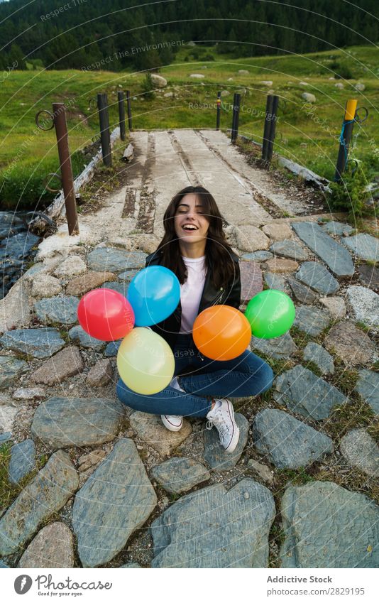 Frau posiert mit Ballons Natur hübsch Körperhaltung Freiheit Freude schön Mensch Beautyfotografie Fröhlichkeit Glück Jugendliche Aktion heiter mehrfarbig