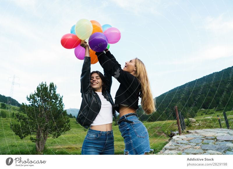 Festliche Frauen mit Ballons Natur Freundschaft Zusammensein Mensch Hände hoch hübsch Körperhaltung Freiheit Freude schön Beautyfotografie Fröhlichkeit Glück