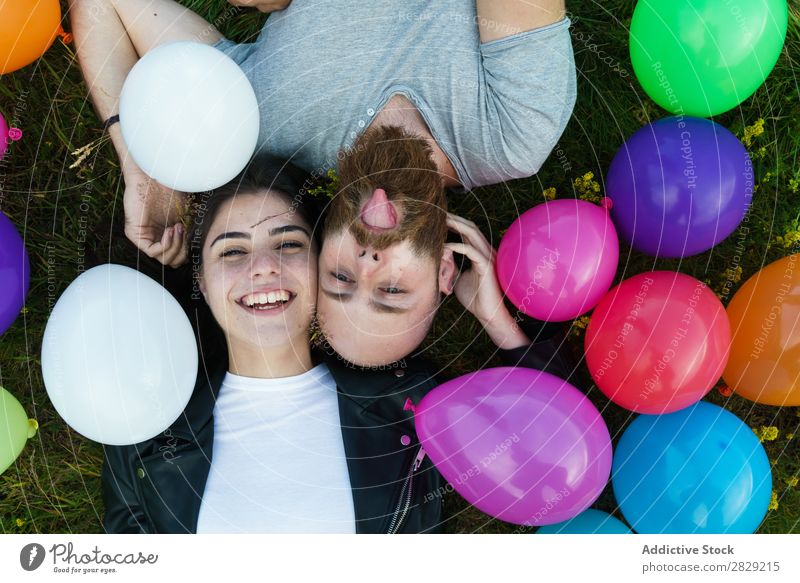 Ein Paar hat Spaß in Ballons. Frau Mann Zusammensein Deckfläche Lächeln Liebe Natur Freundschaft Mensch hübsch gutaussehend bärtig Körperhaltung Freiheit Freude