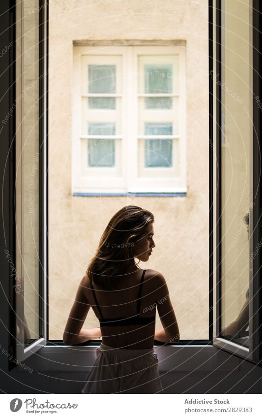 Attraktive Frau mit Haar am Fenster heimwärts Jugendliche schön Körperhaltung Haltehaar genießen attraktiv heiß hübsch Beautyfotografie Glück Mensch Raum
