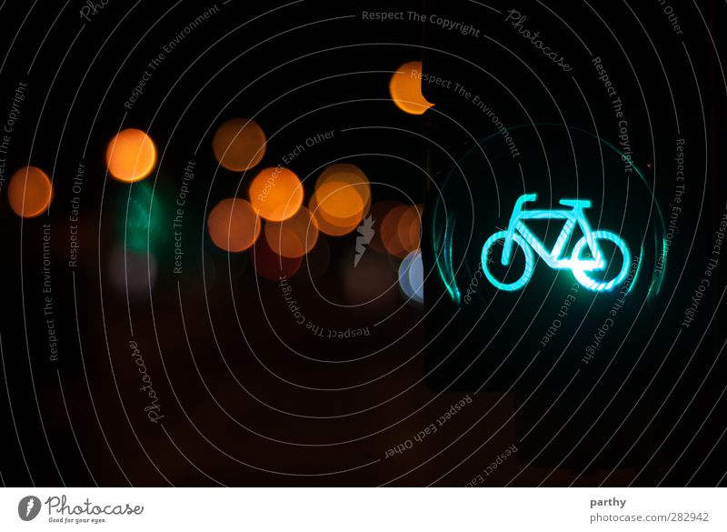 Free for Bikes Stadt Verkehr Personenverkehr Fahrradfahren Ampel Verkehrszeichen Mobilität Farbfoto Außenaufnahme Detailaufnahme Menschenleer Textfreiraum unten