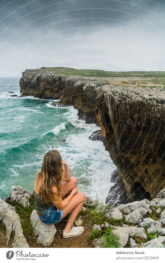 Frau, die auf einer Klippe sitzt. Meer sitzen schön Felsen Sommer Natur Ferien & Urlaub & Reisen Wasser Landschaft Jugendliche blau Lifestyle Freiheit wandern