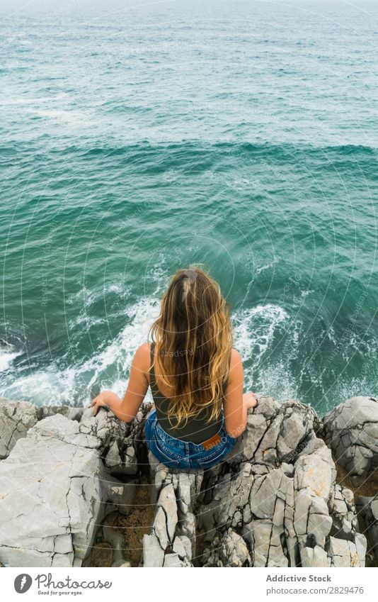 Frau sitzt am Rande des Felsens. Klippe Meer sitzen schön Sommer Natur Ferien & Urlaub & Reisen Wasser Landschaft Jugendliche blau Lifestyle Freiheit wandern