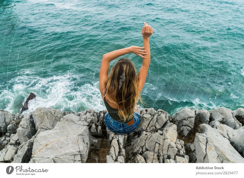 Frau sitzt am Rande des Felsens. Klippe Meer sitzen schön Sommer Natur Ferien & Urlaub & Reisen Wasser Landschaft Jugendliche blau Lifestyle Freiheit wandern