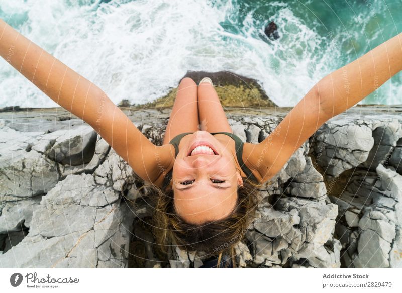 Frau nimmt Selfie am Rande des Felsens. Klippe Meer sitzen schön Sommer Natur Ferien & Urlaub & Reisen Wasser Landschaft Jugendliche blau Lifestyle Freiheit