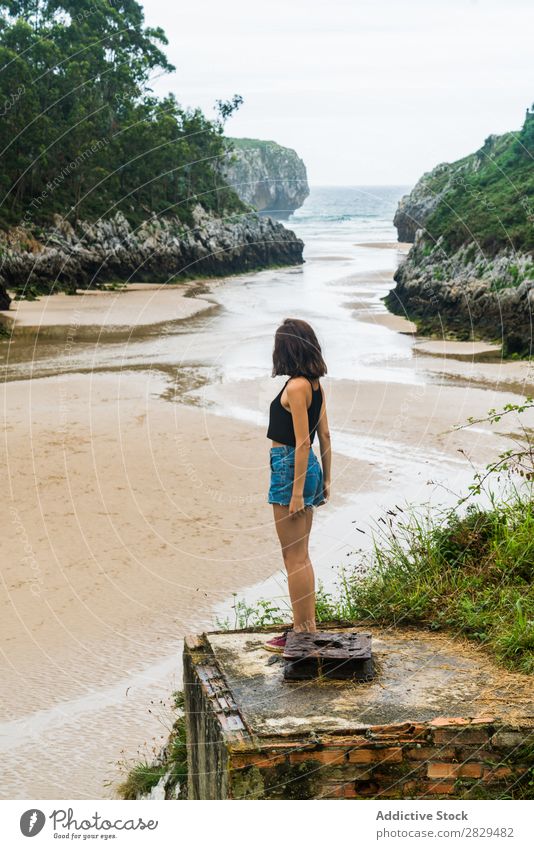 Frau am Meer stehend hübsch Strand Mädchen Jugendliche attraktiv schön Beautyfotografie Sommer Körper Natur Porträt Wasser Erholung Ferien & Urlaub & Reisen