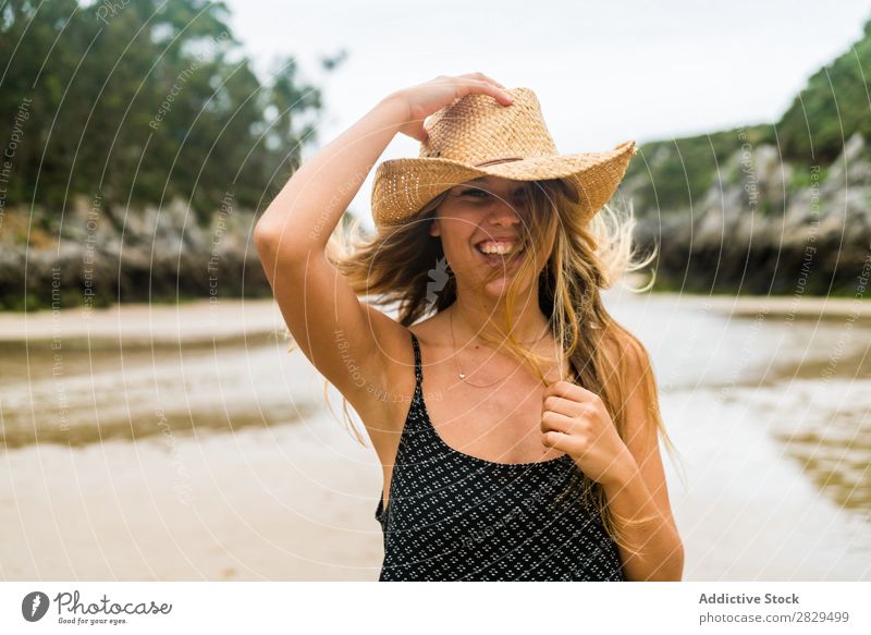 Mädchen mit Hut, das am Strand posiert. Frau Körperhaltung Stil Ferien & Urlaub & Reisen Beautyfotografie Jugendliche Sommer Model Meer Porträt Reisender Küste