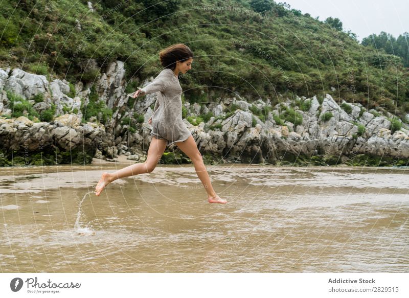 Fröhliches Mädchen, das im Wasser spielt. umspinnend Strand Fröhlichkeit Sommer Bewegung Natur Ferien & Urlaub & Reisen heiter Genuss spielerisch