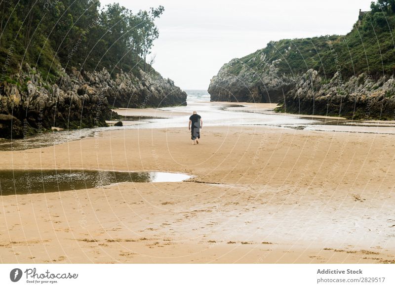 Wanderer in der Sandbucht Mensch Bucht Strand ruhig Sommer tropisch abgelegen Aussicht Landschaft Küste Meereslandschaft Natur Felsen Promenade Tourismus laufen