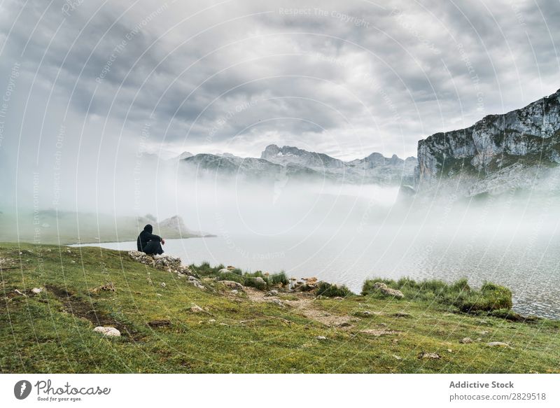 Anonyme Person am See in den Bergen Mensch Berge u. Gebirge Nebel geheimnisvoll Natur Landschaft Reisende friedlich natürlich Abenteuer Mysterium Silhouette