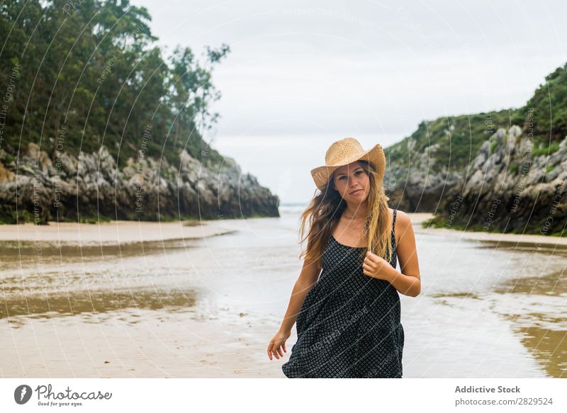 Mädchen mit Hut, das am Strand posiert. Frau Körperhaltung Stil Ferien & Urlaub & Reisen Beautyfotografie Jugendliche Sommer Model Meer Porträt Reisender Küste