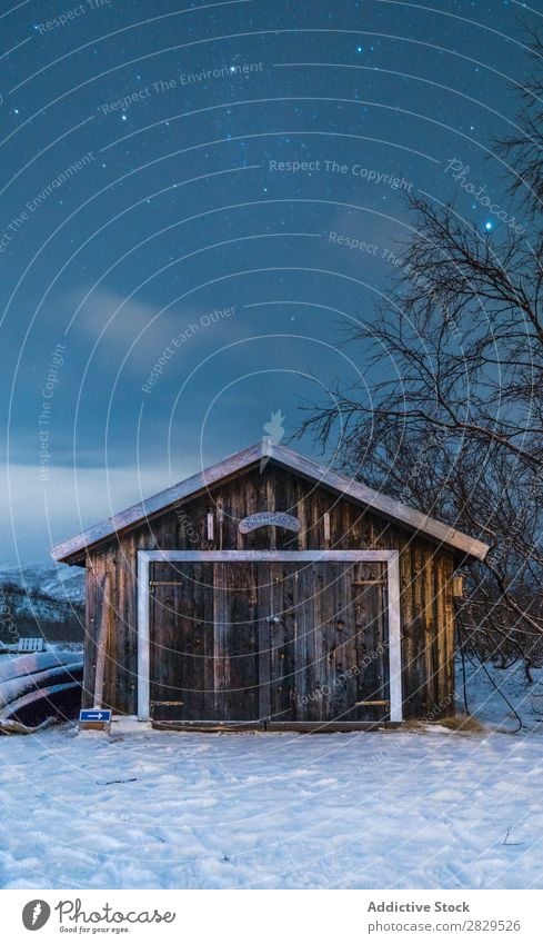 Kleines Holzgebäude im Winter Natur kalt Norden Haus Abend Abenddämmerung bedeckt Schnee Jahreszeiten weiß Landschaft Eis Frost Ferien & Urlaub & Reisen Wald