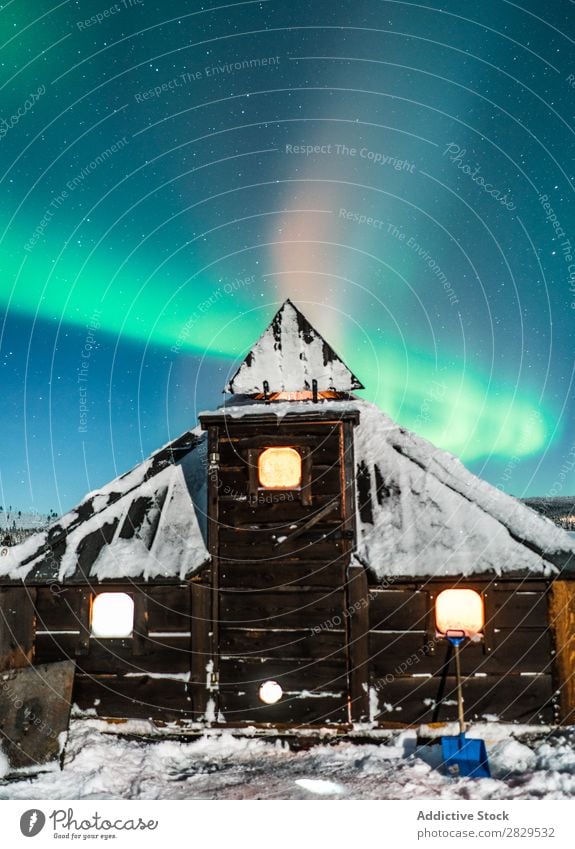 Haus bei Nacht mit Polarlicht Winter Natur kalt Norden bedeckt Licht sternenklar Schnee Jahreszeiten weiß Landschaft Eis Frost Ferien & Urlaub & Reisen Wald