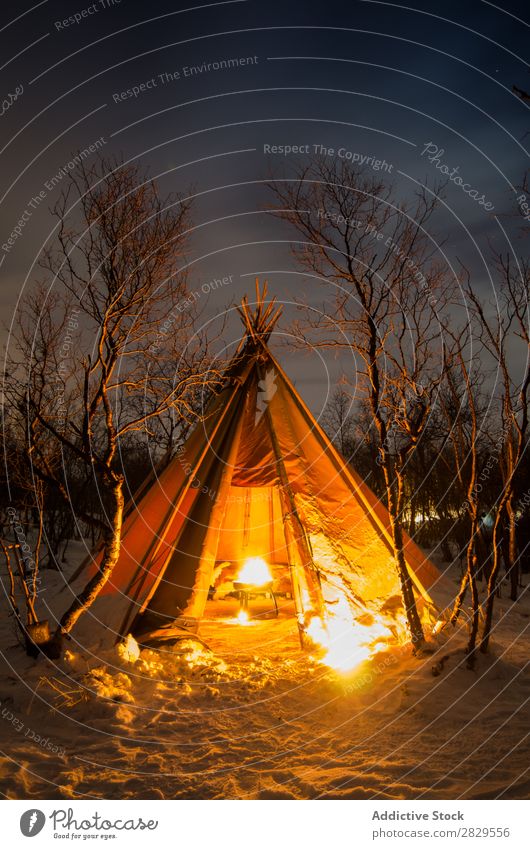 Zelt mit Lagerfeuer bei Nacht Winter Natur kalt Norden bedeckt Freudenfeuer Licht Wald Schnee Jahreszeiten weiß Landschaft Eis Frost Ferien & Urlaub & Reisen