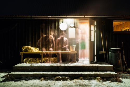 Leute, die aus der Sauna gehen. Winter Natur kalt Norden Mensch sitzen Erwärmung bedeckt Schnee Jahreszeiten weiß Landschaft Eis Wäsche waschen Sauberkeit Frost