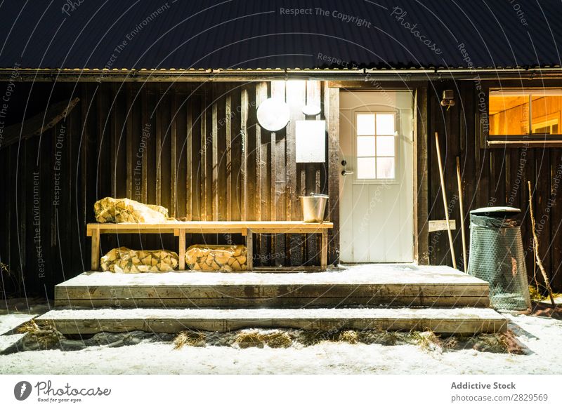 Kleines Holzgebäude im Winter Natur kalt Norden Haus Abend Abenddämmerung bedeckt Schnee Jahreszeiten weiß Landschaft Eis Frost Ferien & Urlaub & Reisen Wald